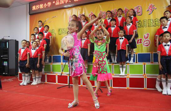 小学生吟唱国学经典 传承国学文化 - 中国新闻