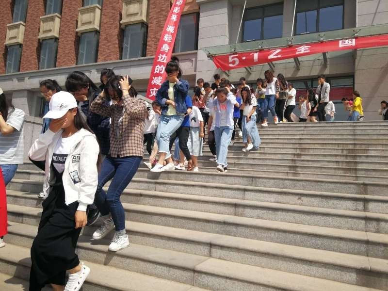 山西晋中学院1500名大学生演练应急疏散
