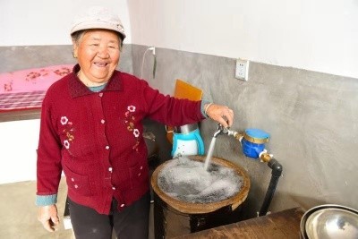 山西临县：63岁贫困户康香兰结束40年挑水历史