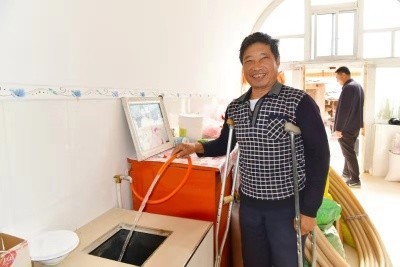山西临县：63岁贫困户康香兰结束40年挑水历史