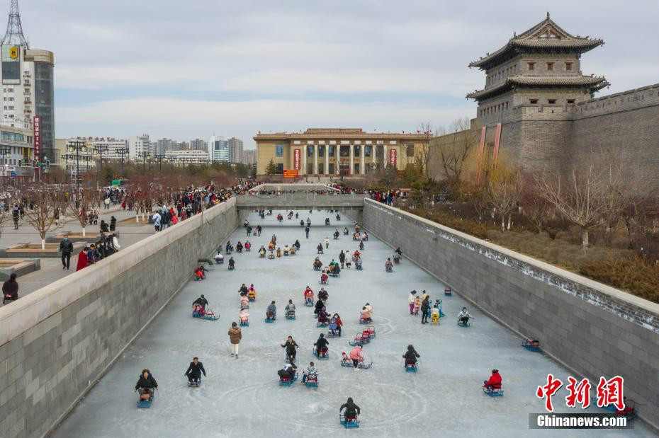 “山西大同：护城河成天然冰场 民众享冰上乐趣