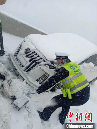 “山西多地遭遇大雪暴雪 交警全员上路应对