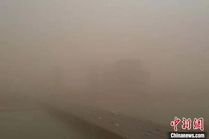 “山西太原受沙尘暴天气影响 机场取消出港航班52架次