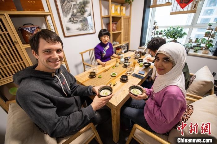 “外国留学生体验中国茶文化：希望学习更多茶艺技巧