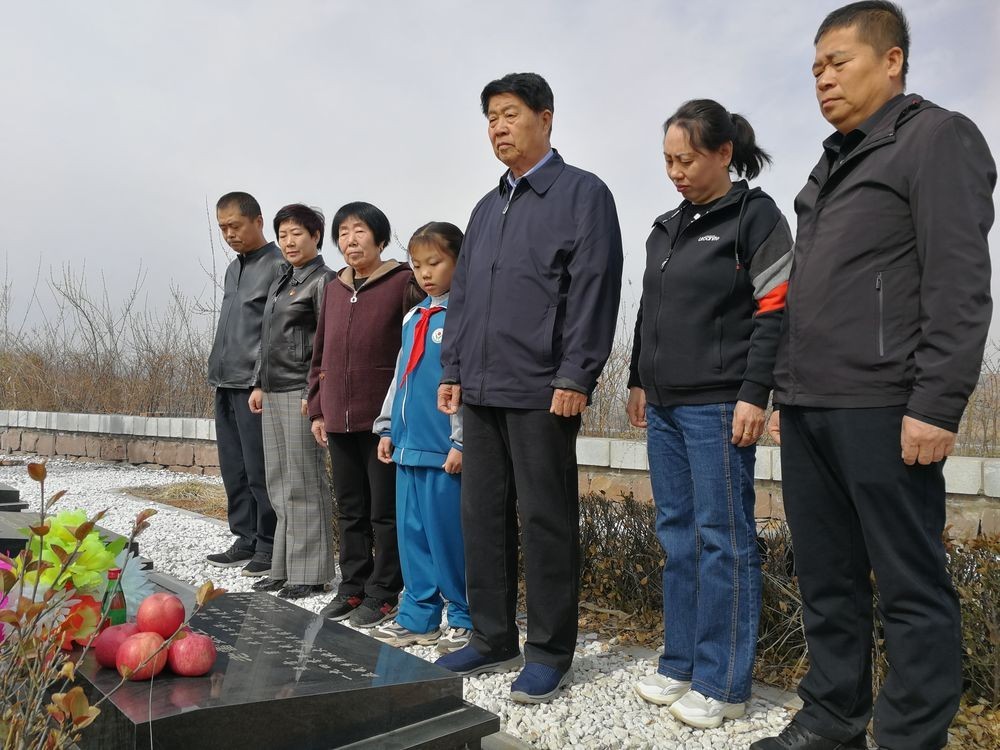 “山西武乡县梁家五代人坚持80年为八路军烈士扫墓