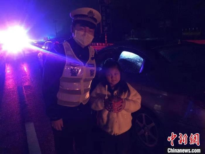 “晋豫两省交界处 八岁女孩夜雨中为高速交警送泡面