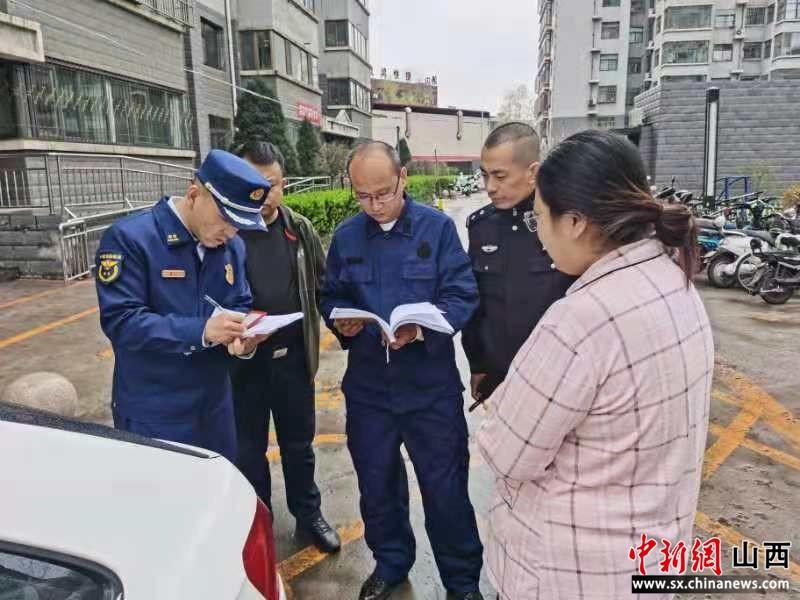 “山西柳林：违法占道消防通道   8辆私家车领单受罚
