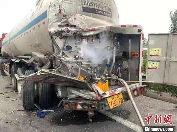 “山西: 27吨液氧罐车被追尾泄漏 多部门17小时排险