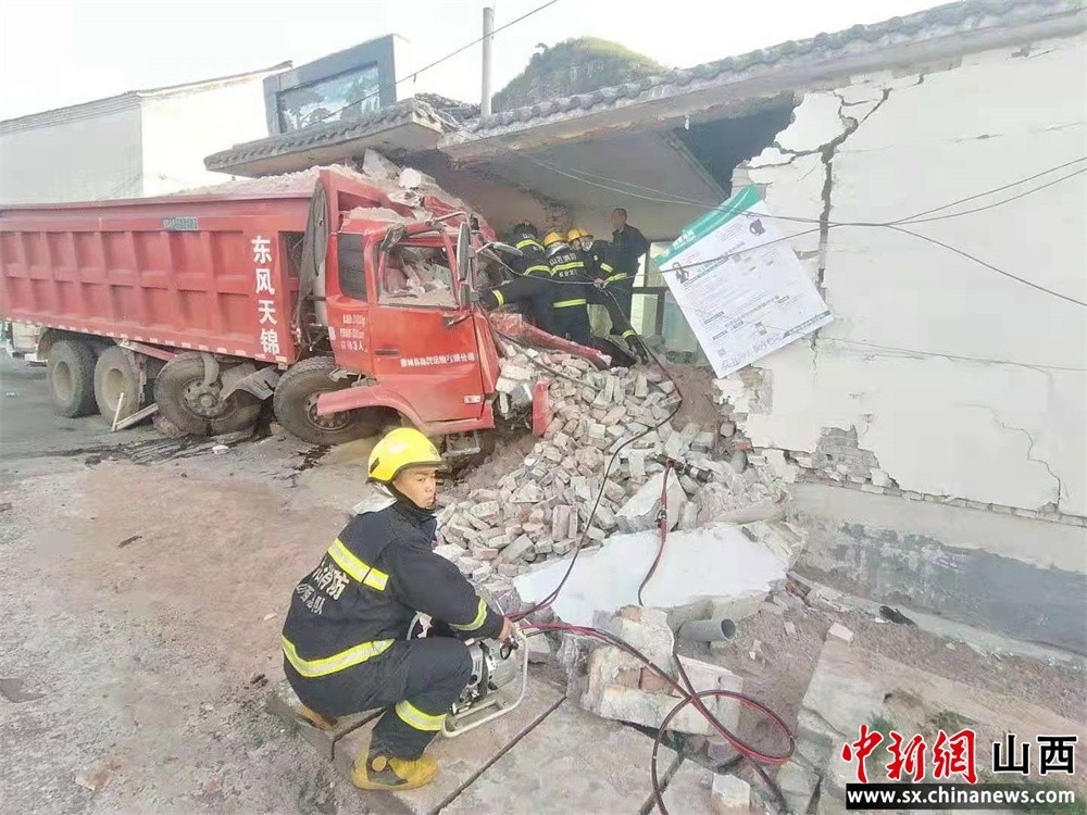 “货车撞塌民房司机惨叫声不断 消防紧急救援