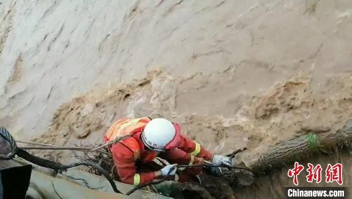 踩着没膝的淤泥 山西黎城消防员冒雨解救13名被困村民