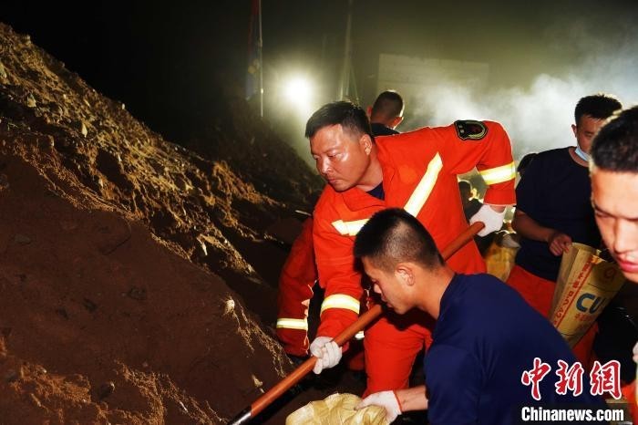 “接受挑战！山西增援河南汝阳消防员半夜装沙一万袋