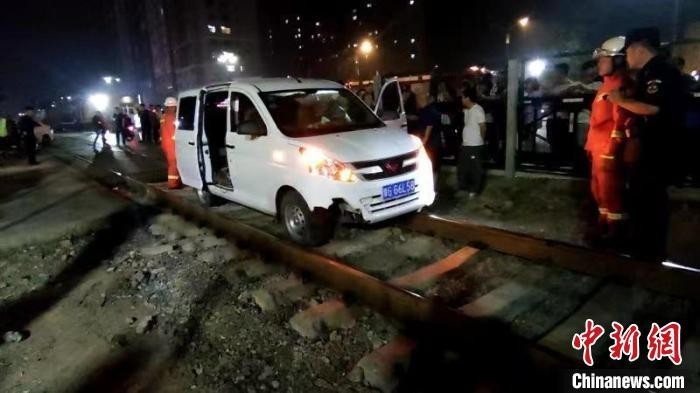 “山西寿阳：面包车失控冲上铁轨 火车被迫停车让行