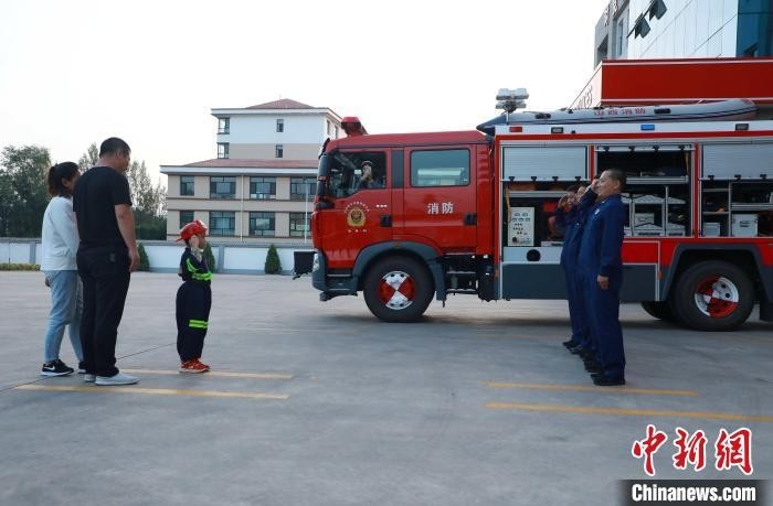 “山西和顺：7岁男孩在消防队过生日 曾遭遇火灾