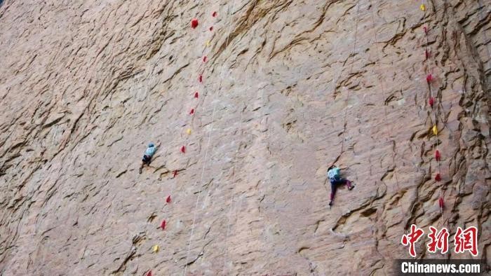 “2021中国攀岩自然岩壁系列赛将在山西开赛 丹崖绝壁吸引选手