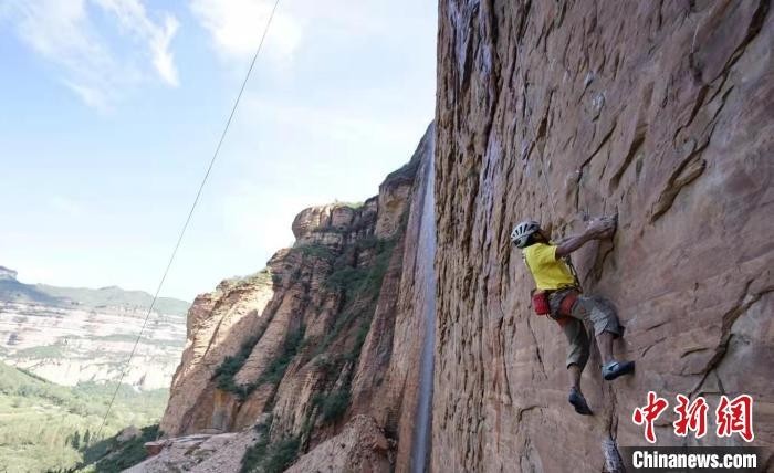 “中国攀岩自然岩壁系列赛山西落幕：近百名攀岩高手上演“峭壁上的芭蕾”