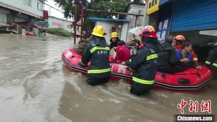 “山西太原降雨致多处积水 消防15次出动救援28人