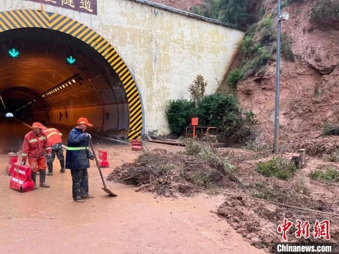 “京昆高速山西灵石段发生边坡滑坡 多部门紧急抢通