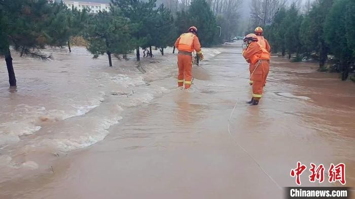 “山西左权：高中生被洪水卷走 消防员激流中施救