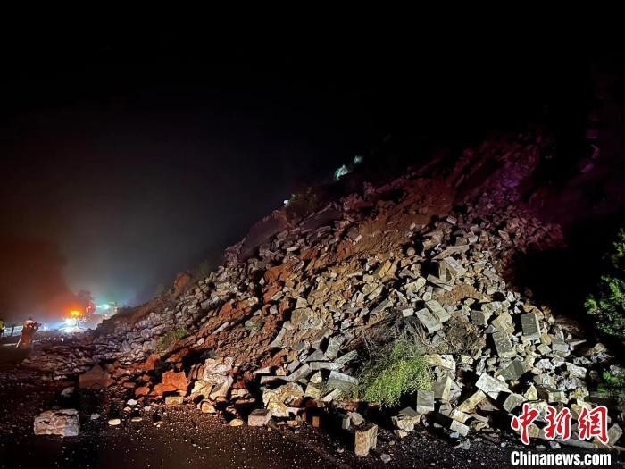 “京昆高速山西灵石段：三天内三次发生护坡滑塌