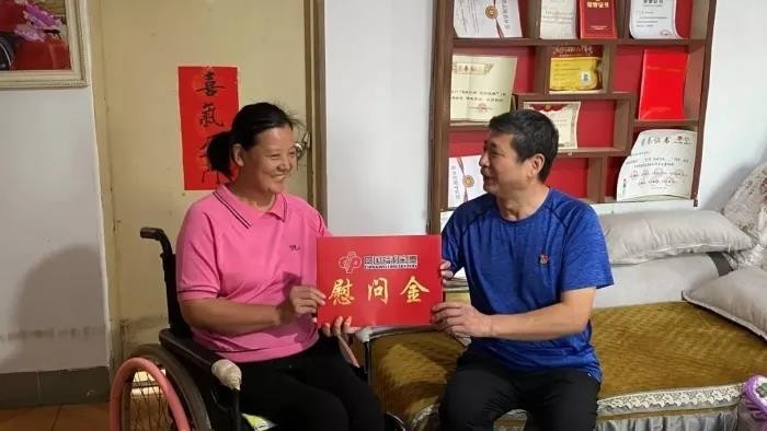 “为福添彩”救助残疾公益人赵连翠