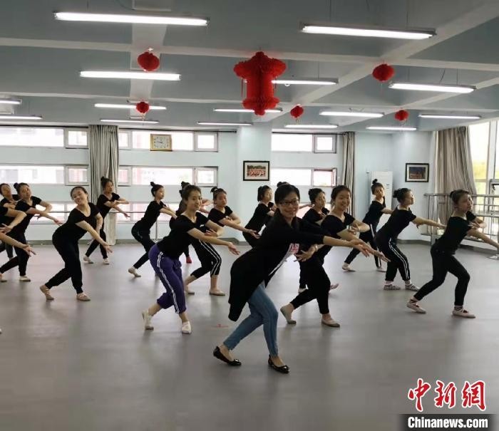 “山西舞蹈教师22年坚守 带听障学子追逐舞蹈