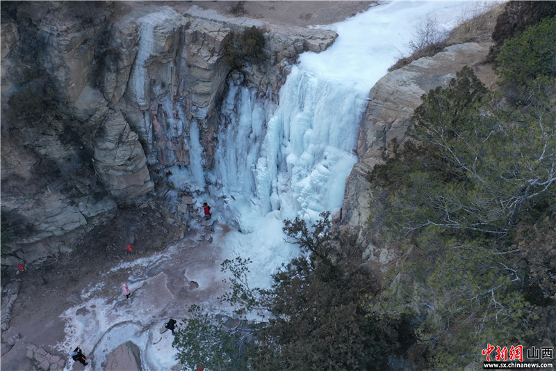 “山西太原：天龙山景区现冰瀑挂山壁景观