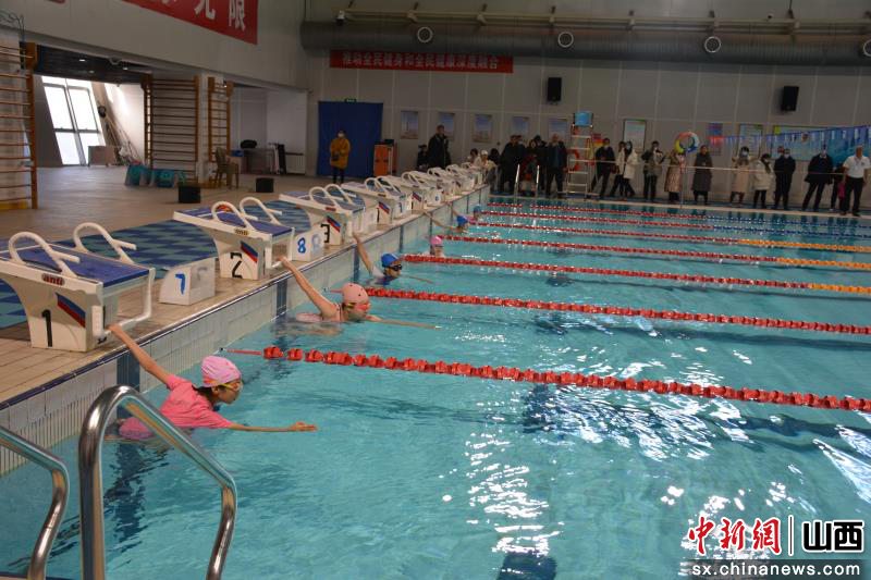 “山西太原市小店区实验小学举行首届游泳公开赛
