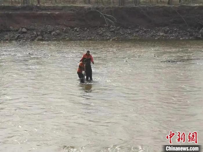 山西58岁辅警狂奔500多米跳进激流救起落水女孩