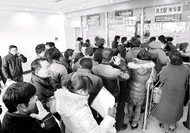 太原火车站:今年春运,火车票百分之百上网