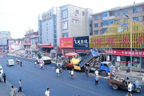 文水县城道路改造三条大街完成沥青路面摊铺