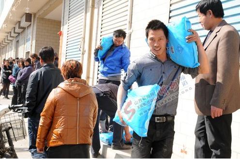 山西忻州:日本地震核泄露引发市民抢盐热潮