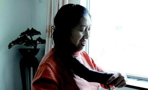 山西太原女士头发长2.53米 辛苦养了15年(组图